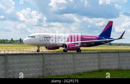 Kiew, Ukraine - 12. Juni 2021: Passagierflugzeug Wizz Air Airline. Flugzeug Airbus A320-232 G-WUKE. Das Flugzeug gegen den blauen Himmel hebt am Flughafen ab. Stockfoto