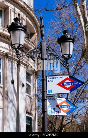 Traditionelle Straßenlaterne mit Verkehrszeichen. Atocha Street. Goldenes Dreieck der Kunst. Madrid, Comunidad de Madrid, Spanien, Europa Stockfoto