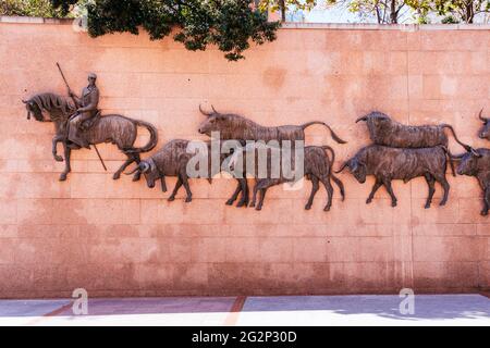 Riesiges bronzeseitiges Flachrelief, vom Barcelona-Bildhauer Luis Sanguino „El Encierro“ genannt. Die plaza de Toros de Las Ventas, einfach bekannt als Las Ventas, ist Stockfoto