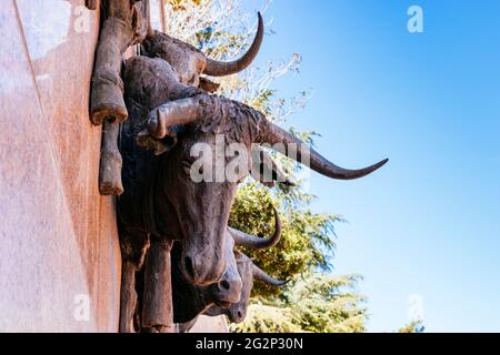 Riesiges bronzeseitiges Flachrelief, vom Barcelona-Bildhauer Luis Sanguino „El Encierro“ genannt. Die plaza de Toros de Las Ventas, einfach bekannt als Las Ventas, ist Stockfoto