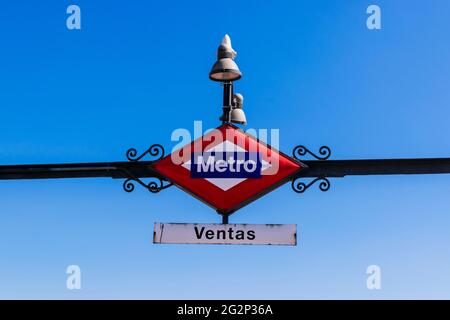 Schild an der U-Bahn-Station. Metro Ventas. Madrid, Comunidad de Madrid, Spanien, Europa Stockfoto