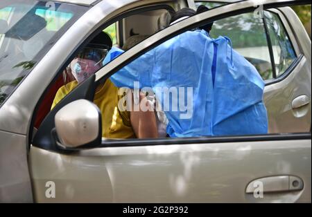 Bengaluru, Indien. Juni 2021. Ein Mitarbeiter im Gesundheitswesen verabreicht einem Mann während einer Drive-in-Impfung, die in der Forum Value Mall für Menschen ab 18 Jahren in Bengaluru abgehalten wird, eine Dosis Covaxin-Impfstoff. Von den 1,000 Personen, die heute geimpft wurden, wurden 700 im Voraus registriert und 300 waren Walk-ins. Kredit: SOPA Images Limited/Alamy Live Nachrichten Stockfoto