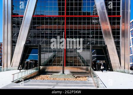 KIO Towers, Detail. Plaza de Castilla - Kastilien-Platz, ist ein Kreisverkehr im Norden von Madrid, Comunidad de Madrid. Spanien. Stockfoto