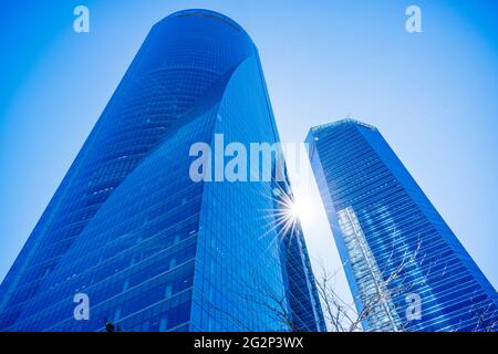 Der Torre Espacio - Space Tower (L) und der Torre de Cristal - Glasturm (R). Cuatro Torres Business Area Complex. Paseo de la Castellana, Madrid, C Stockfoto