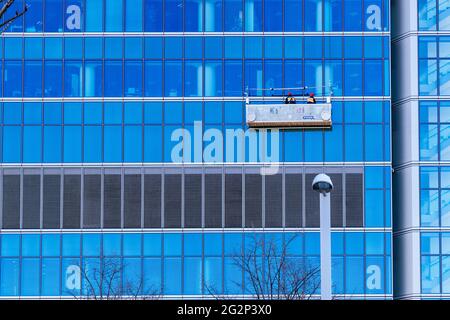 Fensterputzarbeiten. Gebäudewartung. Der Torre de Cristal - Glass Tower ist ein Wolkenkratzer im Cuatro Torres Business Area, CTBA, in Madrid, Sp Stockfoto