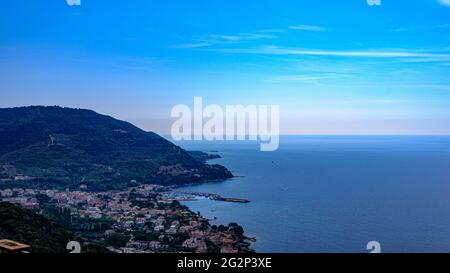 Blick auf San Marco di Castellabate, Cilento, Italien. Panorama von oben Stockfoto