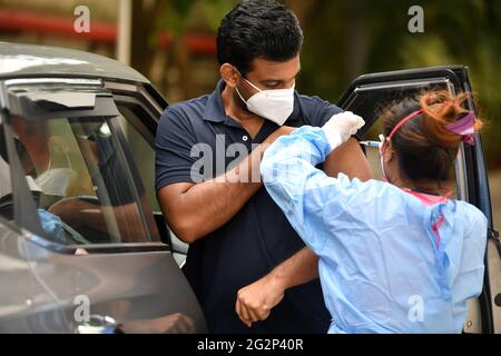 Bengaluru, Indien. Juni 2021. Ein Mitarbeiter im Gesundheitswesen verabreicht einem Mann während einer Drive-in-Impfung, die in der Forum Value Mall für Menschen ab 18 Jahren in Bengaluru abgehalten wird, eine Dosis Covaxin-Impfstoff. Von den 1,000 Personen, die heute geimpft wurden, wurden 700 im Voraus registriert und 300 waren Walk-ins. (Foto von Meghana Sastry/SOPA Images/Sipa USA) Quelle: SIPA USA/Alamy Live News Stockfoto