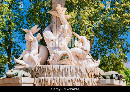 Details. Galápagos Brunnen oder Isabella II Brunnen - Fuente de los Galápagos o Fuente de Isabel II. Der Buen Retiro Park - Parque del Buen Retiro, beleuchtet Stockfoto