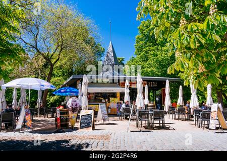 Outdoor Cafe mit Terrasse in der Nähe des Teiches. Parque del Buen Retiro, wörtlich 'Park des angenehmen Rückzugs', Retiro Park oder einfach El Retiro ist einer von t Stockfoto