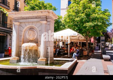 Plaza de la Platería de Martínez ist der Name eines kleinen Platzes in Madrid, der sich in einem städtischen Raum befindet, der als Nachbarschaft der Musen oder Buchstaben bekannt ist. Stockfoto