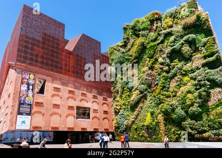 CaixaForum Madrid ist ein Museum und Kulturzentrum in Paseo del Prado, Madrid. Sie wird von der Caixa Bank gesponsert. Es wurde von den Schweizer Architekten H entworfen Stockfoto