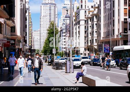 Gran Vía während der COVID-19-Pandemie. Die Gran Vía, Great Way, Straße ist eine städtische Esplanade im Zentrum von Madrid, Spanien. Sie führt von der Calle de Alcalá nach Pl Stockfoto