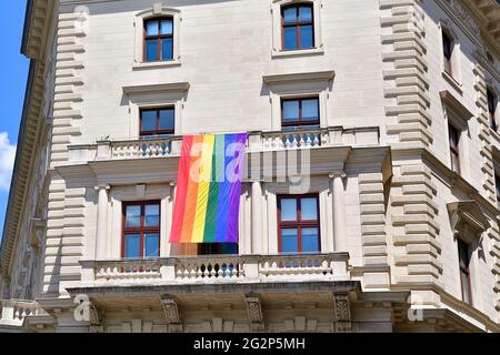 Wien, Österreich. Vienna Pride Monat 2021. Die Regenbogenfahne an einer Hausmauer im ersten Wiener Bezirk Stockfoto