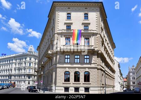 Wien, Österreich. Vienna Pride Monat 2021. Die Regenbogenfahne an einer Hausmauer im ersten Wiener Bezirk Stockfoto