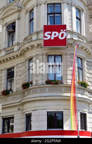 Wien, Österreich. Vienna Pride Monat 2021. Die Regenbogenflagge auf dem Hauptquartier der SPÖ (Sozialdemokratische Partei Österreichs) Stockfoto