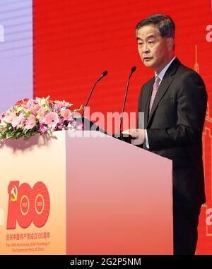 Hongkong, China. Juni 2021. Leung Chun-ying, stellvertretender Vorsitzender des Nationalkomitees der Politischen Konsultativkonferenz des chinesischen Volkes, spricht während eines Forums unter dem Motto „die Kommunistische Partei Chinas (KPCh) und „ein Land, zwei Systeme“ zum 100. Jahrestag der Gründung der KPCh in Hongkong, Südchina, 12. Juni 2021. Quelle: Li Gang/Xinhua/Alamy Live News Stockfoto