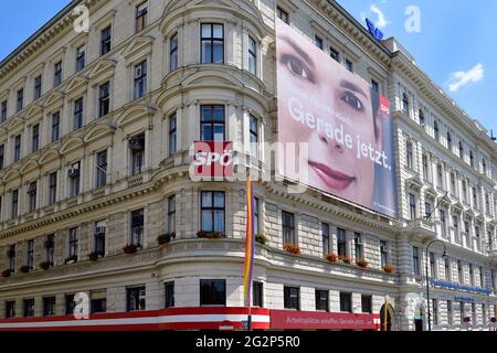 Wien, Österreich. Vienna Pride Monat 2021. Die Regenbogenflagge auf dem Hauptquartier der SPÖ (Sozialdemokratische Partei Österreichs) Stockfoto