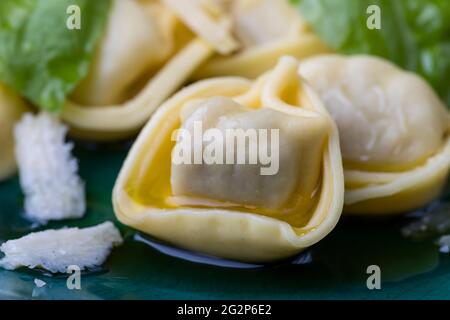 Tortellini Pasta mit Parmesankäse auf einem Teller Stockfoto