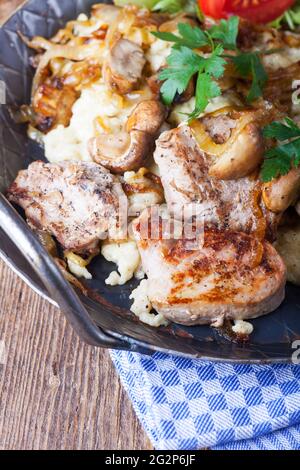 Schweinefilet auf Spätzle mit Pilzen Stockfoto