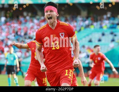 Kieffer Moore aus Wales feiert mit seinen Teamkollegen ein Tor während der UEFA EURO 2020 Group A-Partie zwischen Wales und der Schweiz im Baku Olympic Stadium am 12. Juni 2021 in Baku, Aserbaidschan. (Foto nach MB-Medien) Stockfoto