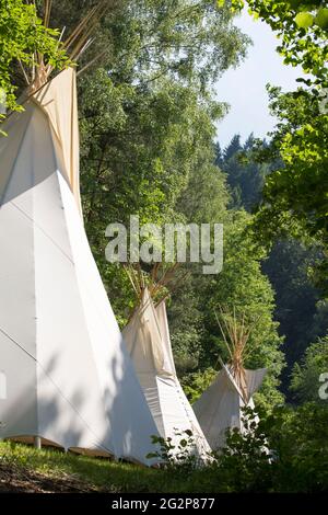 Tipis in einem Sommerlager in Deutschland Stockfoto