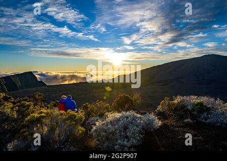 Pärchen genießen den unglaublichen Sonnenaufgang Stockfoto