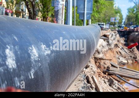 Samara, Russland - 06. Mai 2021: Verlegung von Kunststoffrohren mit großem Durchmesser für die Wasserversorgung in Bauarbeiten Stockfoto