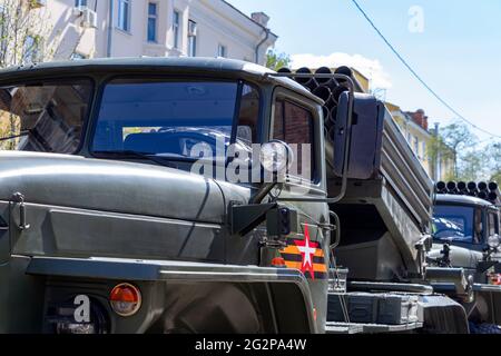 Samara, Russland - 06. Mai 2021: Der Scheinwerfer eines Militärwagens Ural-4320, der an einem sonnigen Tag auf einer Stadtstraße steht Stockfoto