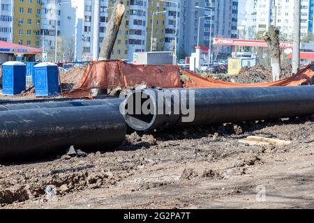 Samara, Russland - 06. Mai 2021: Kunststoffrohre mit großem Durchmesser auf der Baustelle Stockfoto