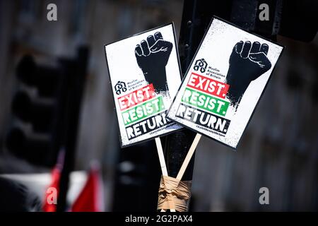 London, Großbritannien. Juni 2021. Protestler hält Plakate während einer Demonstration, die Gerechtigkeit für Palästina fordert. Seit Mai 2021 startete Israel eine 11-tägige Luftbombardierung nach Gaza, bei der 248 Menschen getötet wurden, darunter 66 Kinder und mehr als 1,900 Verletzte. Außerdem töteten die Hamas-Bombardierungen auf Israel im selben Zeitraum 12 Zivilisten, darunter zwei Kinder. Viele pro-palästinensische Gruppen haben in Städten auf der ganzen Welt protestiert. Kredit: SOPA Images Limited/Alamy Live Nachrichten Stockfoto