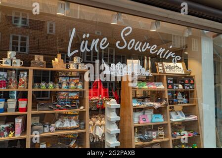 Souvenirladen in Lüneburg - STADT LÜNEBURG, DEUTSCHLAND - 10. MAI 2021 Stockfoto