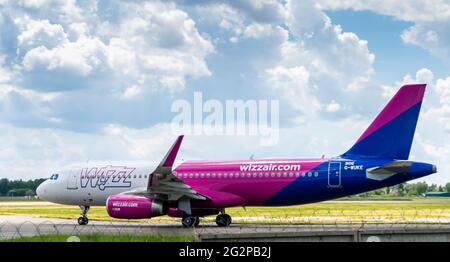 Kiew, Ukraine - 12. Juni 2021: Passagierflugzeug Wizz Air Airline. Flugzeug Airbus A320-232 G-WUKE. Das Flugzeug gegen den blauen Himmel hebt am Flughafen ab. Stockfoto