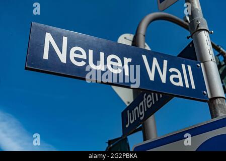 Straßenschild Neuer Wall in Hamburg - STADT HAMBURG, DEUTSCHLAND - 10. MAI 2021 Stockfoto