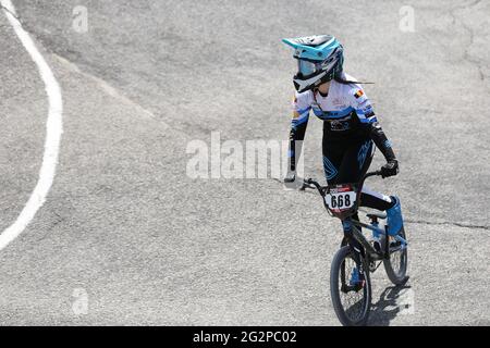 Valerie VOSSEN aus Belgien tritt am 8. Mai 2021 in Verona, Italien, beim UCI BMX Supercross World Cup Round 1 in der BMX Olympic Arena an Stockfoto