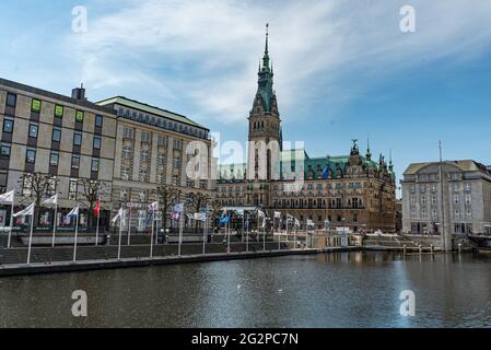 Hamburger Innenstadt mit Rathaus - STADT HAMBURG, DEUTSCHLAND - 10. MAI 2021 Stockfoto