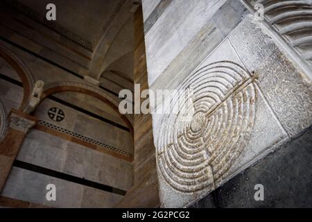 Kathedrale von Lucca (Toskana, Italien). Detail der alten berühmten Labyrinth-Säule an der Fassade, verziert mit einem mittelalterlichen Labyrinth über dem weißen Marmor Stockfoto