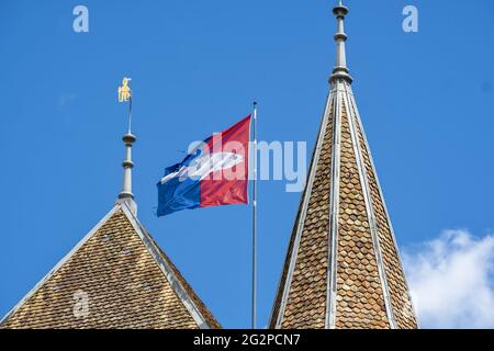 Flagge des Kantons Waadt auf dem Dach des Schlosses in Nyon, Kanton Waadt schweiz Stockfoto