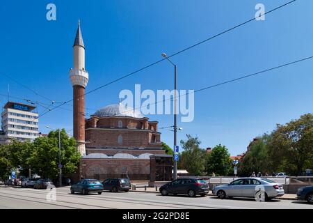 Sofia, Bulgarien - Mai 18 2019: Die Banya Bashi ist eine prunkvolle Moschee mit einer großen Kuppel, die während des Osmanischen Reiches des 16. Jahrhunderts über den Thermalbädern erbaut wurde. Stockfoto