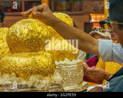 INLE-SEE, MYANMAR - 5. JANUAR 2018: Vergoldete Buddha-Statuen in der Pagode Phaung Daw Oo am Inle-See, Shan State, Myanmar. Stockfoto