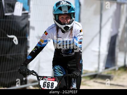 Valerie VOSSEN aus Belgien tritt am 8. Mai 2021 in Verona, Italien, beim UCI BMX Supercross World Cup Round 1 in der BMX Olympic Arena an Stockfoto