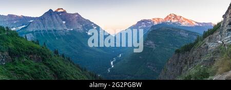 Am frühen Morgen strahlte der Sonnenaufgang auf dem Heavens Peak und den Mount Canon Mountains. Blick vom Going to the Sun Road im Glacier National Park in Montana Stockfoto