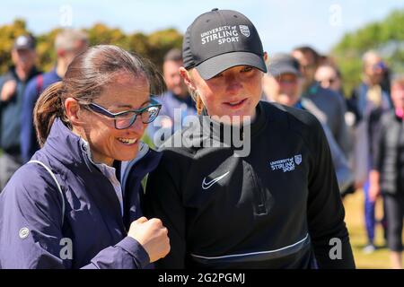 Troon, Großbritannien. Juni 2021. LOUISE DUNCAN gewinnt die R und EINE gesponserte Amateur-Meisterschaft für Frauen, nachdem sie gegen Barassie Links, Troon, Ayrshire gespielt hat. Louise Duncan, ein Mitglied des West Kilbride Golf Club, schlug ihre Gegnerin Johanna Lea Luoviksdottir aus Island (und 8 in den letzten Tagen spielen. Kredit: Findlay/Alamy Live Nachrichten Stockfoto