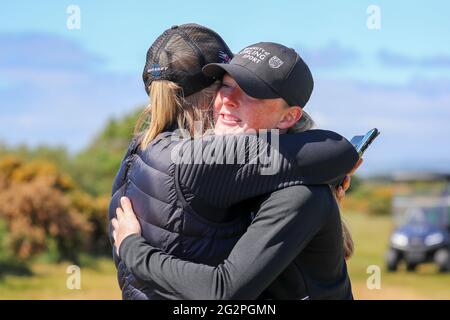 Troon, Großbritannien. Juni 2021. LOUISE DUNCAN gewinnt die R und EINE gesponserte Amateur-Meisterschaft für Frauen, nachdem sie gegen Barassie Links, Troon, Ayrshire gespielt hat. Louise Duncan, ein Mitglied des West Kilbride Golf Club, schlug ihre Gegnerin Johanna Lea Luoviksdottir aus Island (und 8 in den letzten Tagen spielen. Kredit: Findlay/Alamy Live Nachrichten Stockfoto