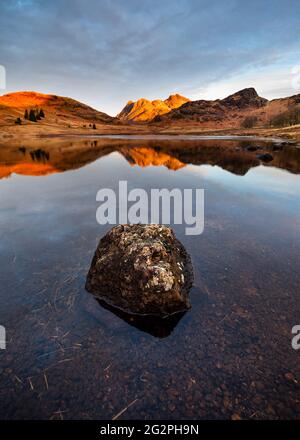 Perfekte Reflexionen im Blea Tarn an einem Wintermorgen. Lake District, Großbritannien. Stockfoto