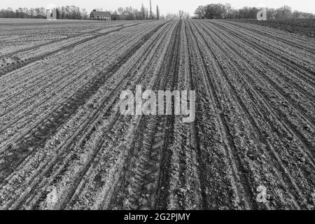 Frisch gepflügte Feld mit Spuren von Reifen. Stockfoto