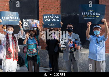 NEW YORK, NY- 10. JUNI 2021: Die Anhänger der bürgermeisterlichen Kandidaten von New York City versammeln sich vor den CBS-Fernsehstudios vor der zweiten Fernsehdebatte. Stockfoto