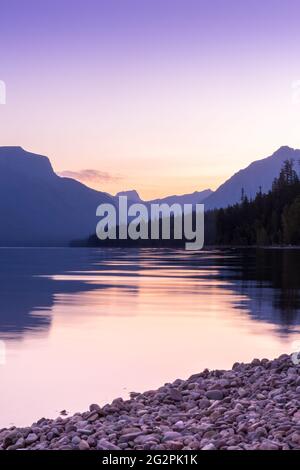 Sonnenaufgang am frühen Morgen über dem Lake McDonald im Glacier National Park, Montana Stockfoto