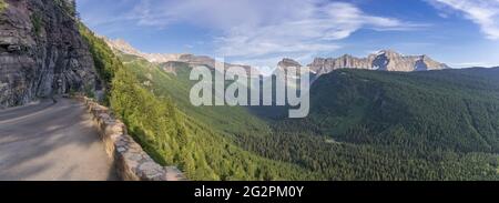 Panorama der Fahrt zur Sun Road, die am Berghang entlang führt, mit Mt Oberlin und Mt Canon im Hintergrund im Glacier National Park, Montana Stockfoto