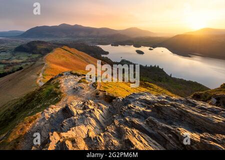 Wunderschöner goldener Sonnenaufgang über Derwentwater im Lake District, von Bergrücken Catbells an einem ruhigen Frühlingsmorgen gesehen. Stockfoto