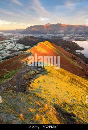 Wunderschöne Herbstfarben auf dem beliebten Berg des Lake District; Catbells mit Blick auf Derwentwater und Skiddaw an einem Wintermorgen. Stockfoto